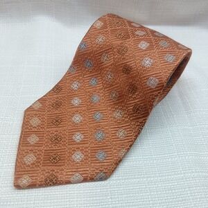 Jos A Bank Orange Peach‎ Geometric Print Italian Made 100% Silk Tie 60in